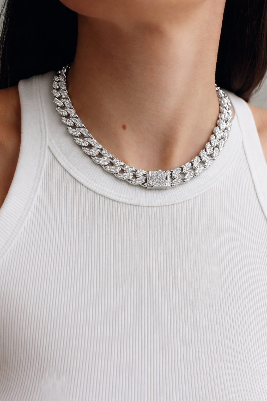 S925 sterlingsilverhalsband med infattade diamanter Lamis